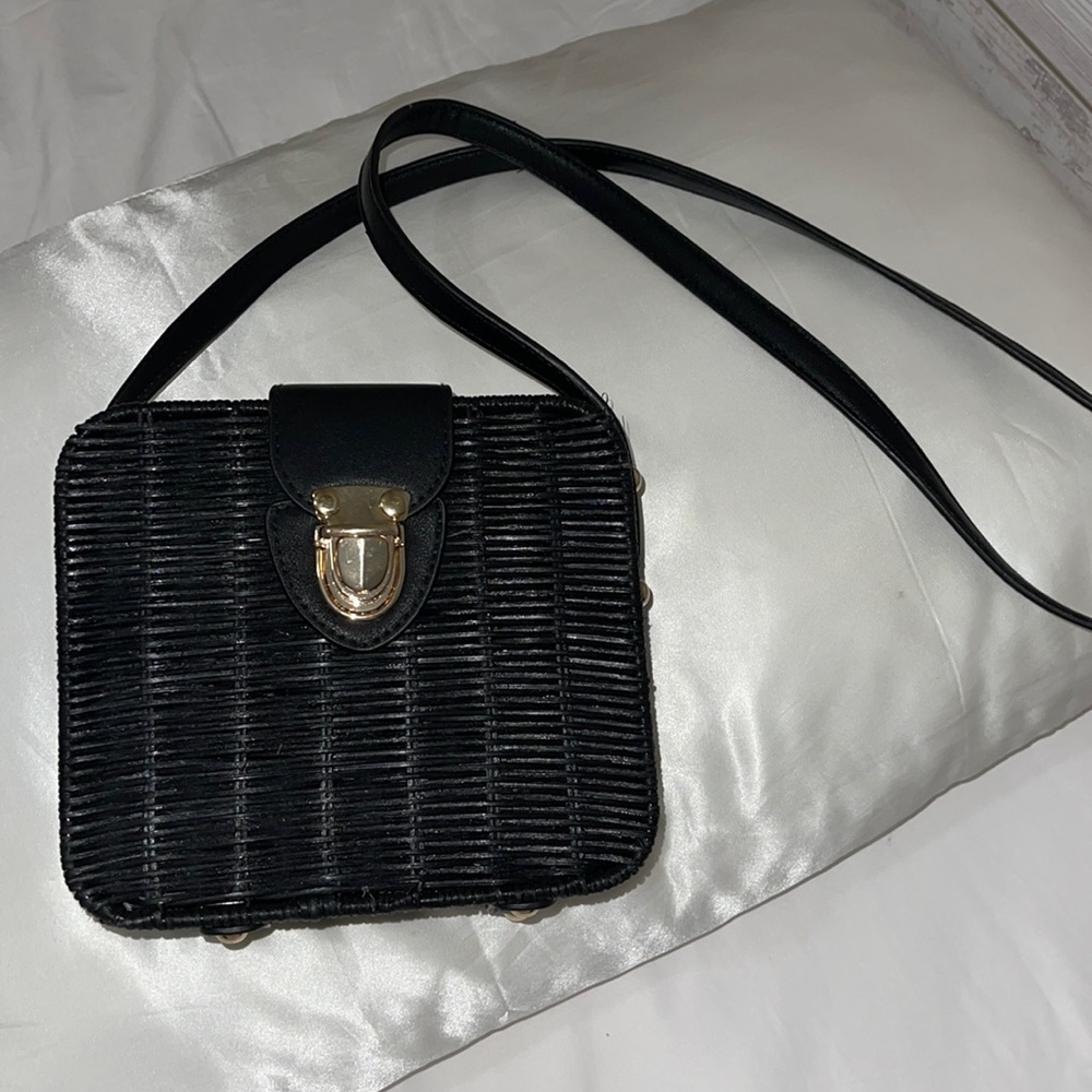 Cute crossbody bag! Got it from a cute little shop! (Mudpie). Black and gold.